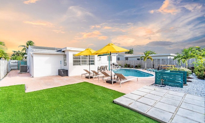 Boulevard Heights Casa | Urban Chic Private Pool Home