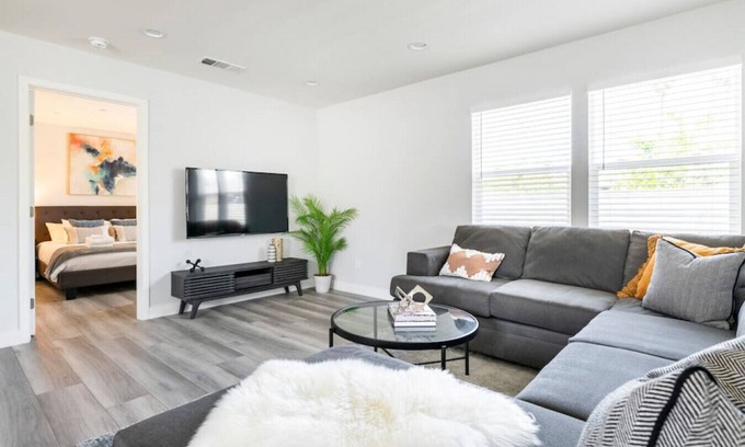 Alhambra Casa | Urban Comfort Back House: w/ Stylish 2-Bedroom, 2-Bath Oasis with High-Speed Connectivity and Secure Parking.