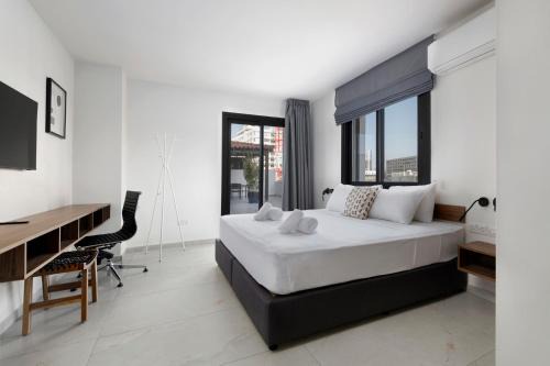 City Centre Apartamento | Urban Condo 33 with Veranda - 2 Bdr