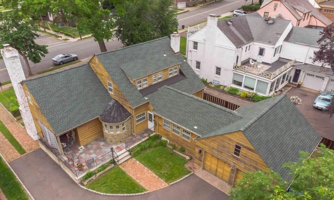 Paterson Casa | Urban Elegance: Stylish House Close to NYC