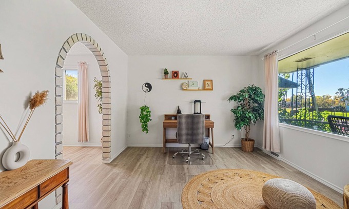 Southeast Calgary Casa | 2428M-KingBed/3BR/Sleep8/Quiet/MainFL/Family/FullKitchen