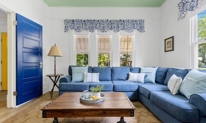 Columbia Casa | Urban Farmhouse: Sleeps 8, walk to Dining & Drinks