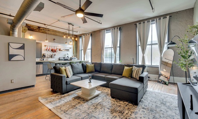Civil Rights Historic District Apartamento | Urban Flat | Covered Parking | Sleeps 8 | Downtown