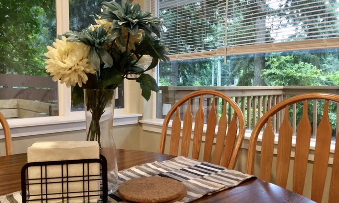 Kent Casa | Urban Forest Cabin 2+BD/1.5BA with Freeway Convenience