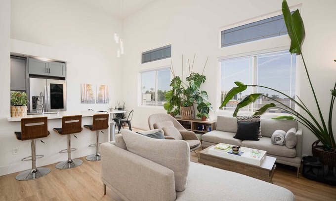 Pico-Union Condominio | Urban Garden Oasis in Koreatown - High Ceilings, Modern Amenities, Live Plants
