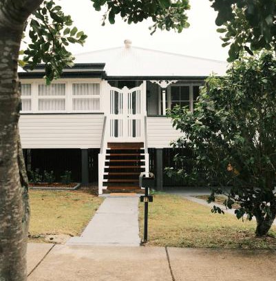Booval Casa | Urban Getaway Colonial 6 beds 2 bath aircon pet family