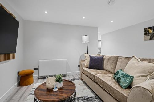 Swindon Apartamento | Urban Haven - 2 min from Station - Free Parking - Courtyard