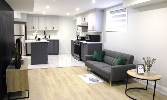 Clarington Apartamento | Urban Haven: 2BR/2BA+Office, Kitchen, Dining