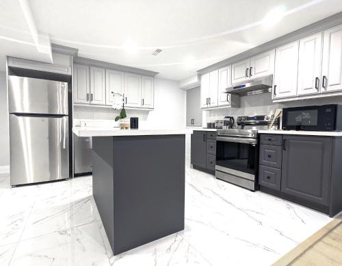 Clarington Apartamento | Urban Haven: 2BR/2BA+Office, Kitchen, Dining
