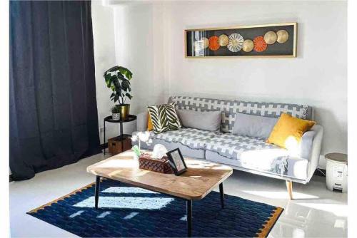 Barangka Ilaya Apartamento | Urban Haven: Chic 2BR Retreat in Vibrant Manila