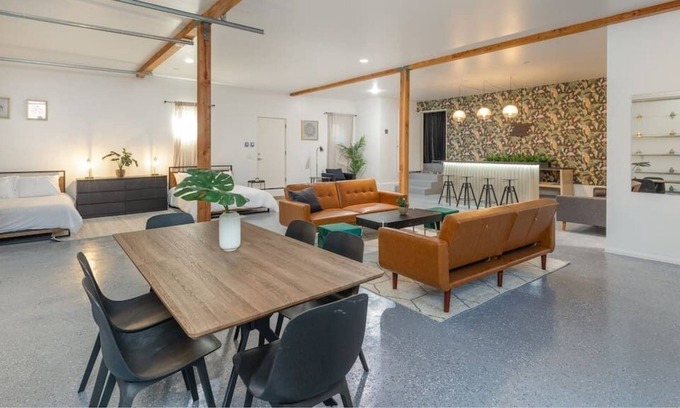 Logan Heights Apartamento | Urban Jungle Garage House with Bar and Theatre