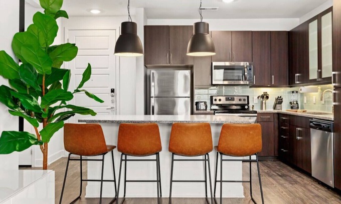 Barton Heights Apartamento | Urban Loft 2BR Downtown Lake · Pool, Gym · Garage
