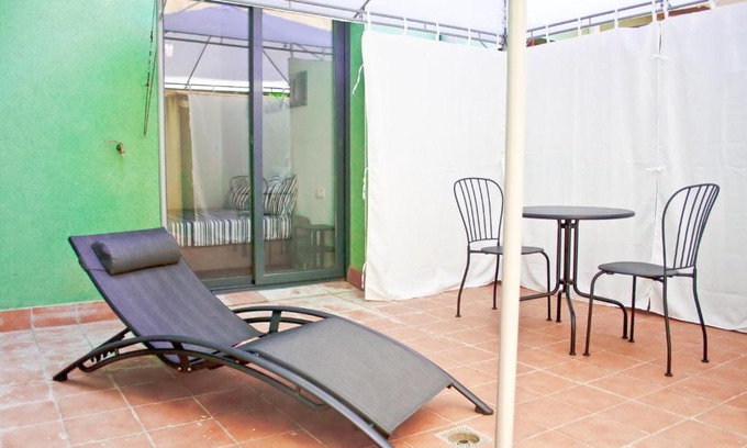 Vic - Remei Apartamento | Urban Manesa city center apartment with private patio