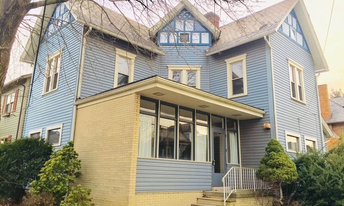 Butler Apartamento | Urban Nest. Luxe Loft Downtown Butler. Walk to dining and Shopping.