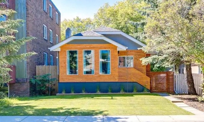 Crescent Heights Casa | Urban Nest near the Bow River Sleeps 4