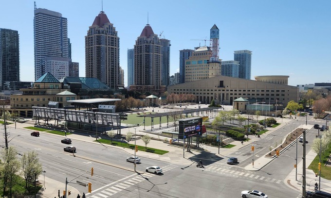 Downtown Mississauga Condominio | Urban Oasis: 1BR City Centre/ Parking Included