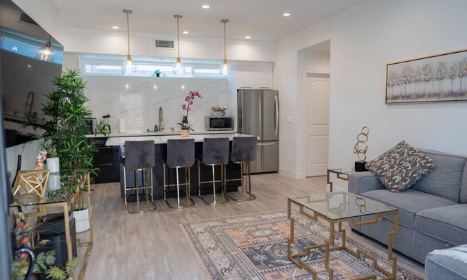 North Hollywood Casa | URBAN OASIS: 2BR NOHO HOME BUILT 2023 w/ LARGE WALK-IN CLOSET & FENCED PATIO p68