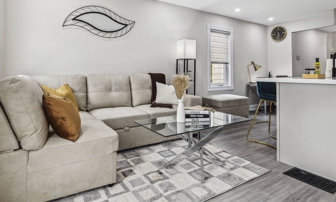 Lakeview Casa | Urban Oasis: Cozy 3B/1B + Office, 5G, Kitchen, Parking with modern furnishings