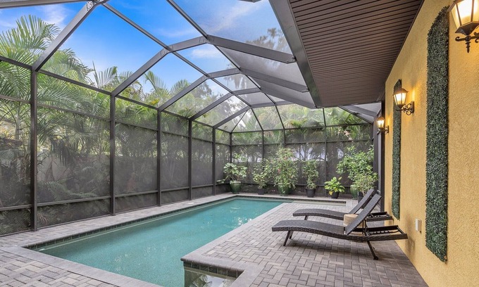 Downtown Casa | Urban Oasis- Downtown SRQ Luxury Pool Home!
