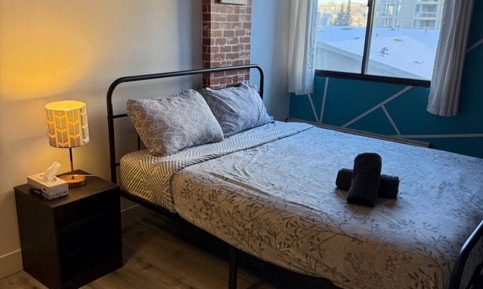 Eau Claire Apartamento | Urban Oasis: Downtown Serenity
