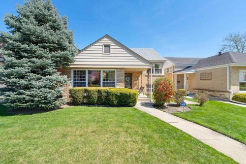 Skokie Casa | Urban Oasis - Kid Friendly - Quiet Street
