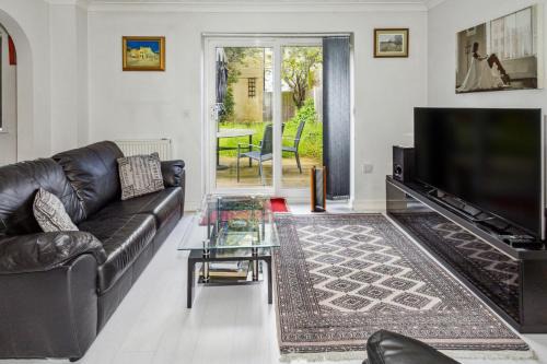 Waltham Abbey Casa | Urban Oasis - Modern 2B/2B Retreat Near Nature