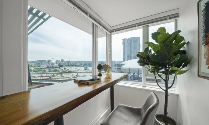 Gastown Apartamento | Urban Oasis: Modern 3BR Retreat, Prime Location near Gastown, Vancouver