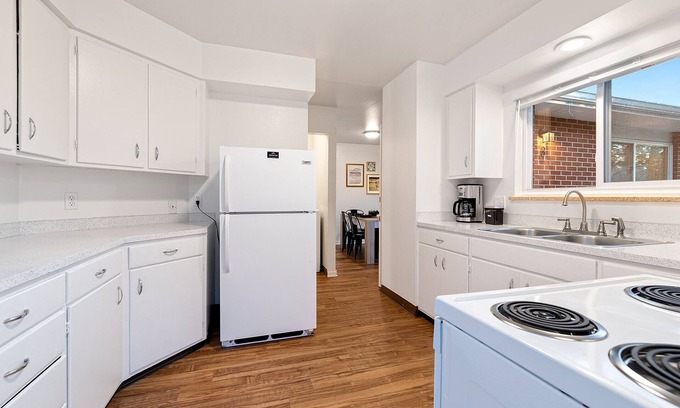 University Acres Condominio | Urban Oasis Near Old Town & Pvh – Dog Friendly!