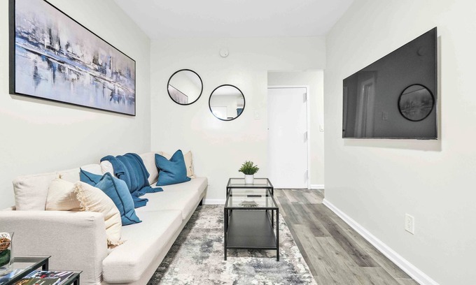Canarsie Apartamento | Urban Oasis: The Brooklyn Blue. Ideal for Long-Term Stay.