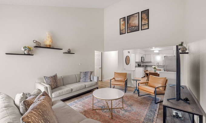 West Des Moines Casa | URBAN RETREAT - 4 BEDROOM HOUSE, FAMILY FRIENDLY with ARCADE, GAMES..