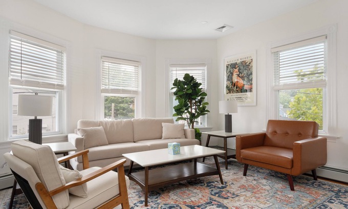 Fox Point Apartamento | Urban Retreat: Bright, Stylish Top-Floor Apartment Near Universities & Dining