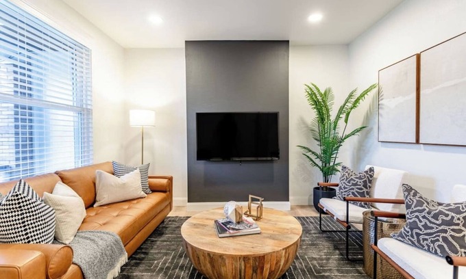 Mount Washington Casa | Urban Sophistication- Newly Renovated/Pets OK/Minutes to Downtown/ King Bed!