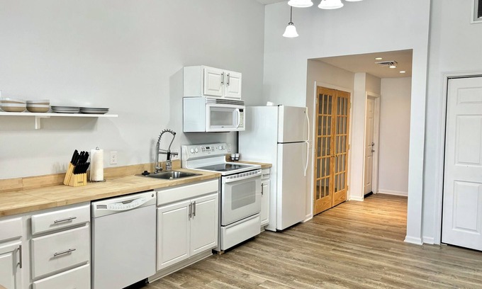 Niles Apartamento | Urban Suites at Gather - Studio Apartment Pair