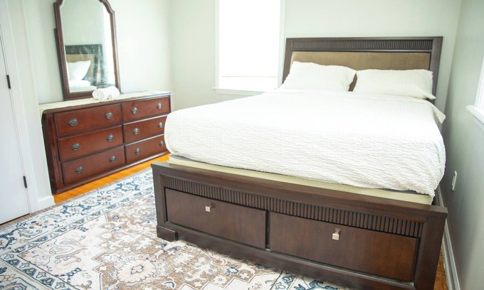 Fall River Apartamento | Urban Tranquility – Sleeps 6+