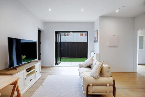 Greenlane - Ellerslie Casa | Urban Vogue Escape with Parking and Air-con