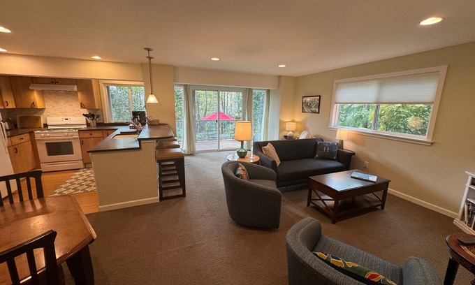 Hawthorne Hills Apartamento | Urban Woodland Retreat, cerca del ~ UW ~, conveniente para todo