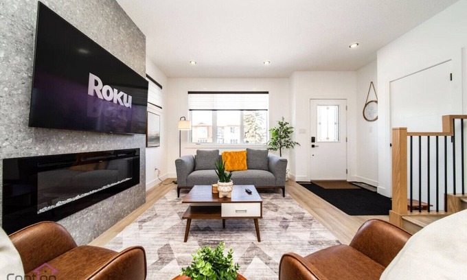 Jasper Place Casa | Urban Zen | AirCon | King Bed | 10 min WEM & DT!