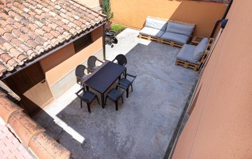 Elciego Casa | URIBE-ENEA Casa sola con amplio patio en Elciego con visita a bodega, siempre sujeta a disponibilidad
