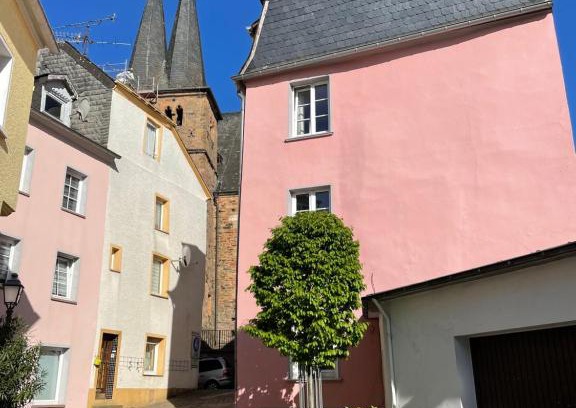 Saarburg Casa | Uriges Ferienhaus in der Altstadt von Saarburg mit Sauna, Kinderspielecke, 1000Mbit Wlan, 1 Minute vom Wasserfall entfernt