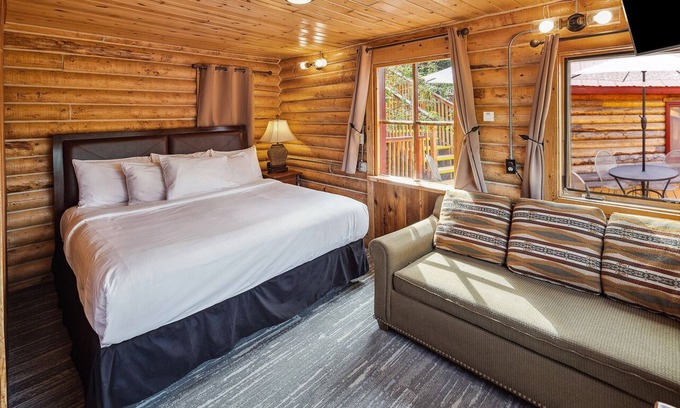 Denali Cabina | Deluxe King w/Sleeper Sofa Dall Suite