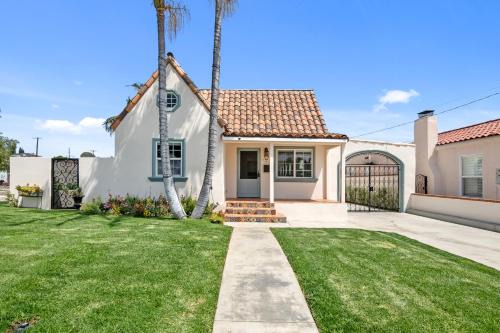 Northwest San Pedro Villa | Cheerful 6-Bedroom Villa with Hot-tub