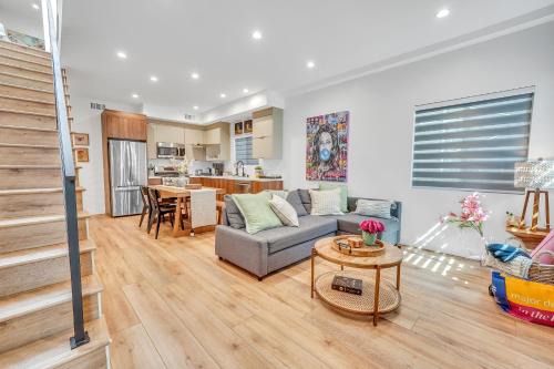 Sherman Oaks Casa | Luxe Townhome Newly-Built