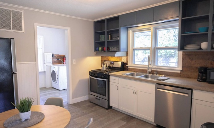 Harbert Casa | Charming 2-bdrm house with WiFi, outdoor living space , stunning nearby beaches