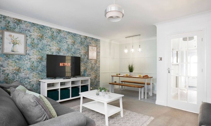 Ainley Top Casa | uSnooz | Charming Huddersfield Home with Garden