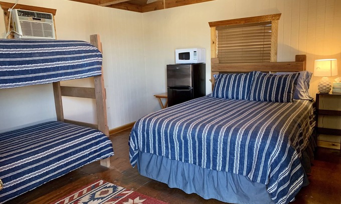 Dimmit County Cabina | Uvalde cabin. Comfortable quiet cabin 8 miles outside Carrizo Springs