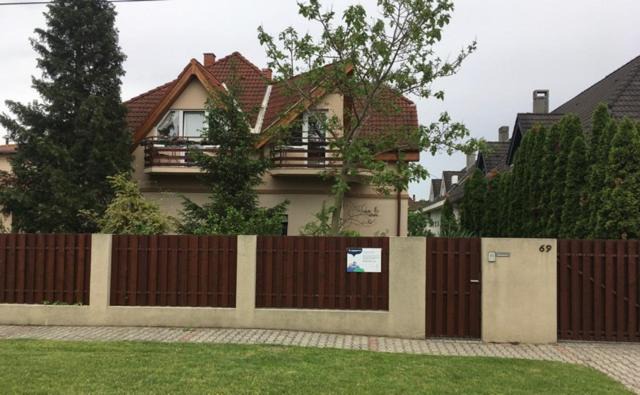 Siofok Apartamento | VÁRLAK VENDÉGHÁZ Apartman 1