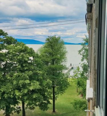 Balatonfenyves Apartamento | Vízparti gyermekbarát teljesen felújított Apartman, őrzött, saját strand, parkoló, étterem