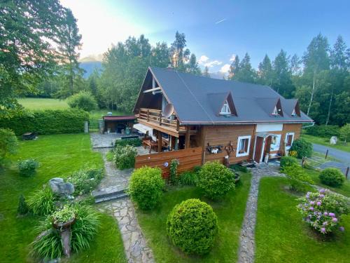 Velky Slavkov Casa | V ihličí