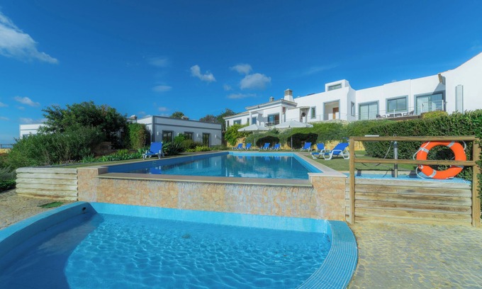 Ariolos Villa | V3 Casa Ariollo II en Estoi con piscina compartida