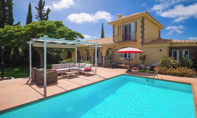 Monte Leon Casa | Casa de vacaciones 'Villa Linda' con vistas a la montaña, piscina privada y Wi-Fi